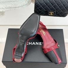CHANE*|小香26P双C纽扣方头粗跟后空凉鞋以极简轮廓藏奢美细节。方头鞋型修饰脚型 显利落气质。金属 CHANE*|小香26P双C纽扣方头粗跟后空凉鞋以极简轮廓藏奢美细节。方头鞋型修饰脚型 显利落气质。金属