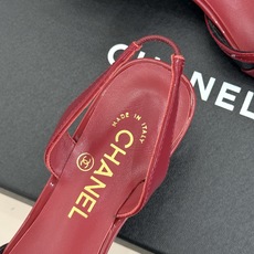 CHANE*|小香26P双C纽扣方头粗跟后空凉鞋以极简轮廓藏奢美细节。方头鞋型修饰脚型 显利落气质。金属 CHANE*|小香26P双C纽扣方头粗跟后空凉鞋以极简轮廓藏奢美细节。方头鞋型修饰脚型 显利落气质。金属