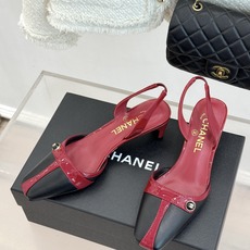 CHANE*|小香26P双C纽扣方头粗跟后空凉鞋以极简轮廓藏奢美细节。方头鞋型修饰脚型 显利落气质。金属 CHANE*|小香26P双C纽扣方头粗跟后空凉鞋以极简轮廓藏奢美细节。方头鞋型修饰脚型 显利落气质。金属
