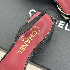 CHANE*|小香26P双C纽扣方头粗跟后空凉鞋以极简轮廓藏奢美细节。方头鞋型修饰脚型 显利落气质。金属 CHANE*|小香26P双C纽扣方头粗跟后空凉鞋以极简轮廓藏奢美细节。方头鞋型修饰脚型 显利落气质。金属
