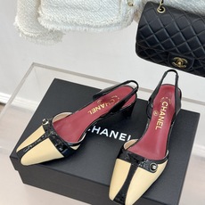CHANE*|小香26P双C纽扣方头粗跟后空凉鞋以极简轮廓藏奢美细节。方头鞋型修饰脚型 显利落气质。金属 CHANE*|小香26P双C纽扣方头粗跟后空凉鞋以极简轮廓藏奢美细节。方头鞋型修饰脚型 显利落气质。金属