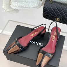 CHANE*|小香26P双C纽扣方头粗跟后空凉鞋以极简轮廓藏奢美细节。方头鞋型修饰脚型 显利落气质。金属 CHANE*|小香26P双C纽扣方头粗跟后空凉鞋以极简轮廓藏奢美细节。方头鞋型修饰脚型 显利落气质。金属