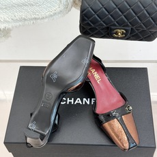 CHANE*|小香26P双C纽扣方头粗跟后空凉鞋以极简轮廓藏奢美细节。方头鞋型修饰脚型 显利落气质。金属 CHANE*|小香26P双C纽扣方头粗跟后空凉鞋以极简轮廓藏奢美细节。方头鞋型修饰脚型 显利落气质。金属