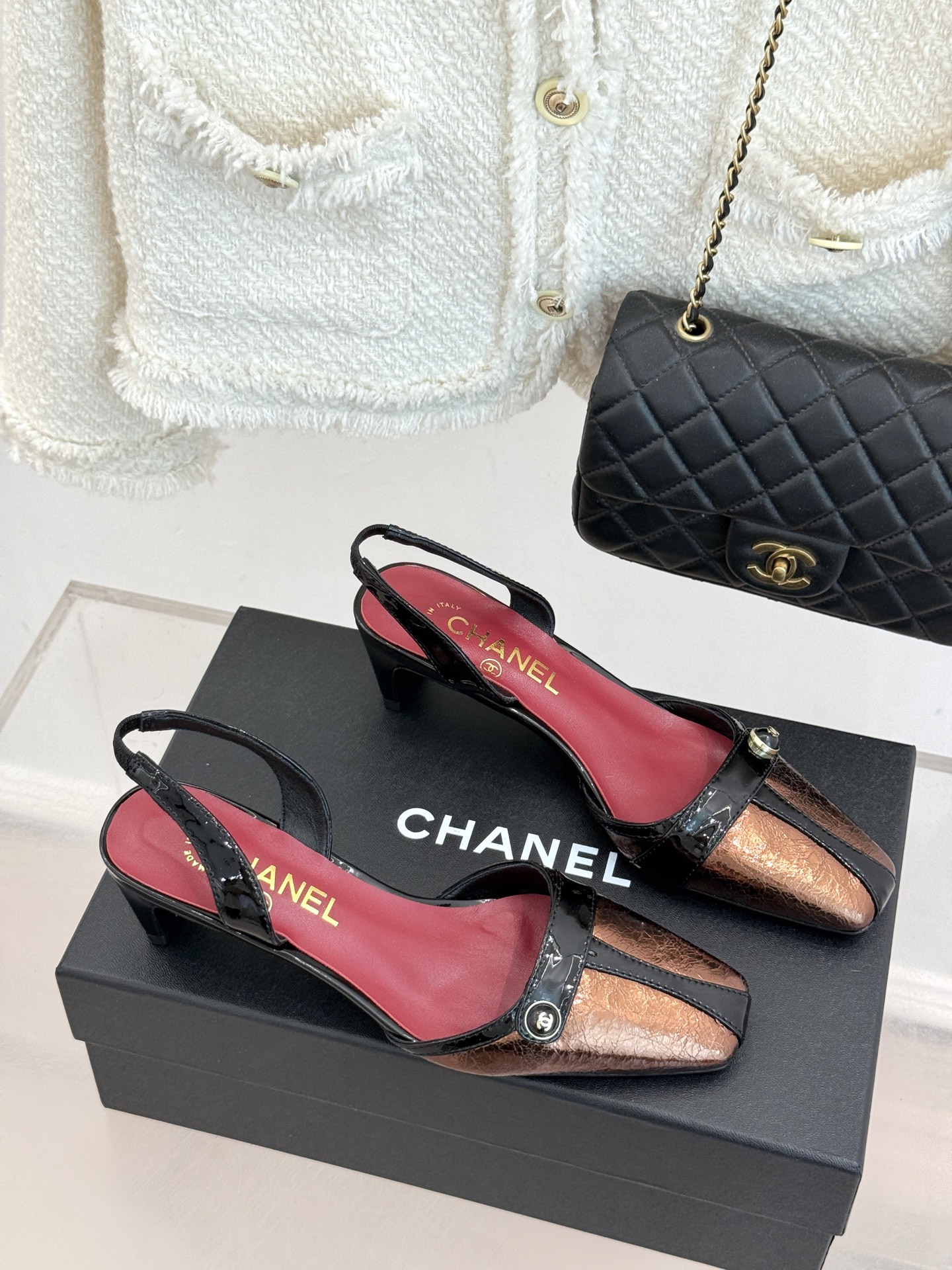 CHANE*|小香26P双C纽扣方头粗跟后空凉鞋以极简轮廓藏奢美细节。方头鞋型修饰脚型 显利落气质。金属 CHANE*|小香26P双C纽扣方头粗跟后空凉鞋以极简轮廓藏奢美细节。方头鞋型修饰脚型 显利落气质。金属