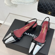 CHANE*|小香26P双C纽扣方头粗跟后空凉鞋以极简轮廓藏奢美细节。方头鞋型修饰脚型 显利落气质。金属 CHANE*|小香26P双C纽扣方头粗跟后空凉鞋以极简轮廓藏奢美细节。方头鞋型修饰脚型 显利落气质。金属