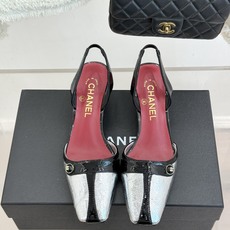 CHANE*|小香26P双C纽扣方头粗跟后空凉鞋以极简轮廓藏奢美细节。方头鞋型修饰脚型 显利落气质。金属 CHANE*|小香26P双C纽扣方头粗跟后空凉鞋以极简轮廓藏奢美细节。方头鞋型修饰脚型 显利落气质。金属