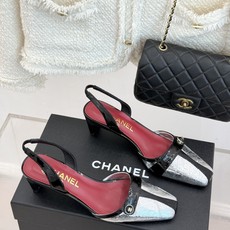 CHANE*|小香26P双C纽扣方头粗跟后空凉鞋以极简轮廓藏奢美细节。方头鞋型修饰脚型 显利落气质。金属 CHANE*|小香26P双C纽扣方头粗跟后空凉鞋以极简轮廓藏奢美细节。方头鞋型修饰脚型 显利落气质。金属
