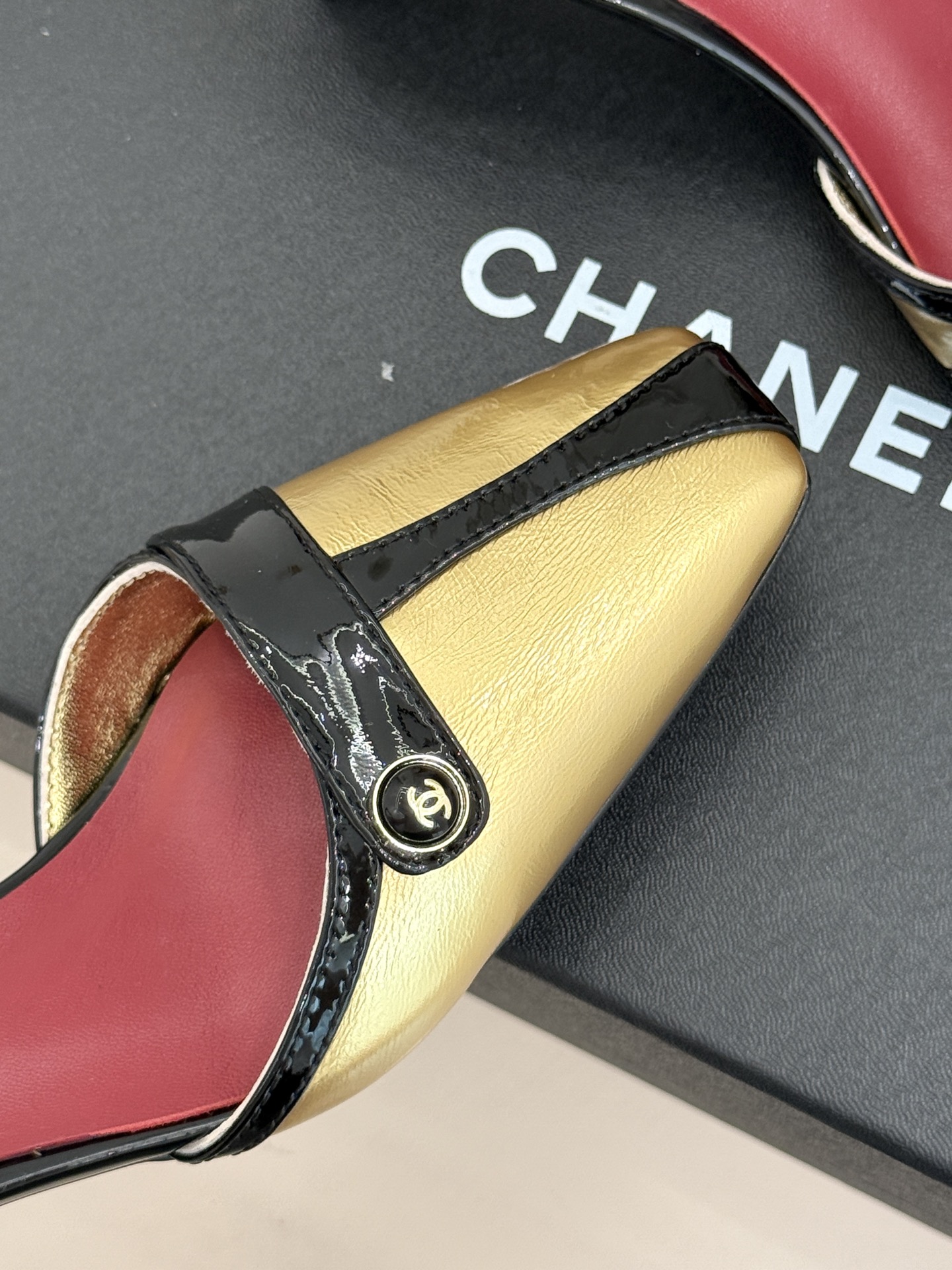 CHANE*｜小香26P双C纽扣方头粗跟后空凉鞋以极简轮廓藏奢美细节。方头鞋型修饰脚型 显利落气质。金属