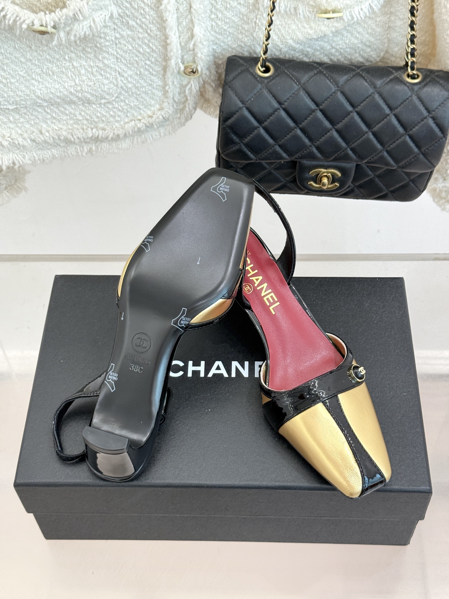 CHANE*｜小香26P双C纽扣方头粗跟后空凉鞋以极简轮廓藏奢美细节。方头鞋型修饰脚型 显利落气质。金属