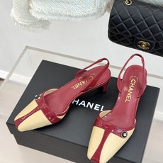 CHANE*|小香26P双C纽扣方头粗跟后空凉鞋以极简轮廓藏奢美细节。方头鞋型修饰脚型 显利落气质。金属 CHANE*|小香26P双C纽扣方头粗跟后空凉鞋以极简轮廓藏奢美细节。方头鞋型修饰脚型 显利落气质。金属