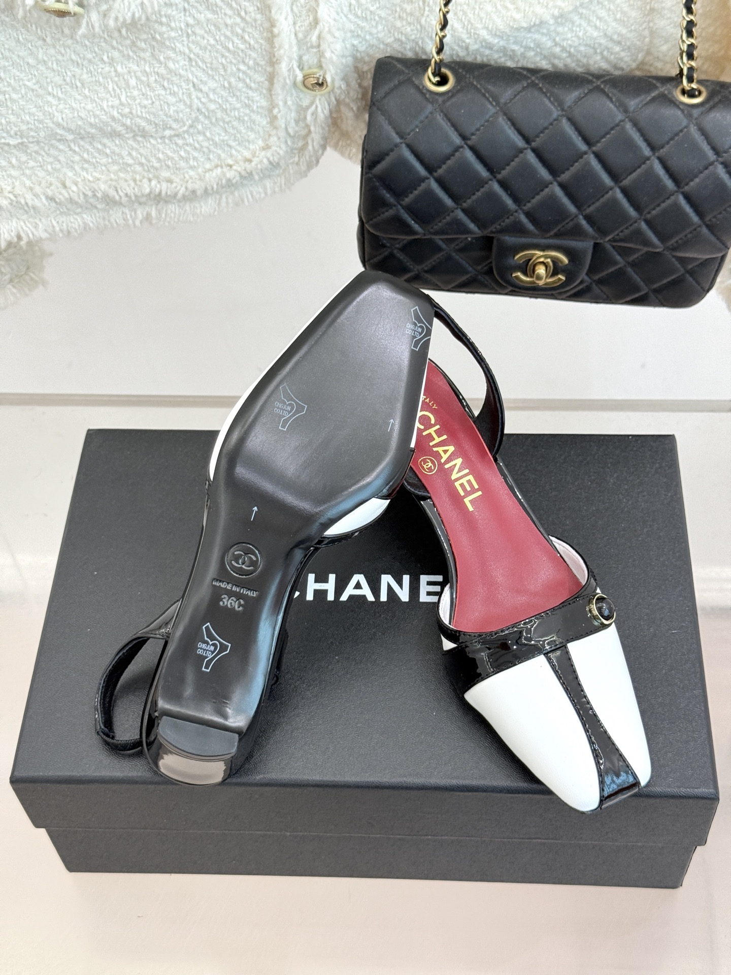 CHANE*|小香26P双C纽扣方头粗跟后空凉鞋以极简轮廓藏奢美细节。方头鞋型修饰脚型 显利落气质。金属 CHANE*|小香26P双C纽扣方头粗跟后空凉鞋以极简轮廓藏奢美细节。方头鞋型修饰脚型 显利落气质。金属