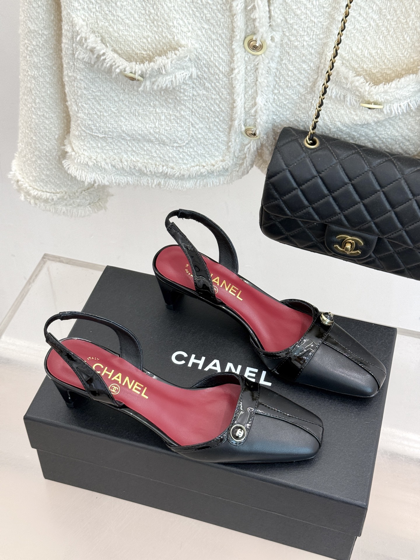 CHANE*|小香26P双C纽扣方头粗跟后空凉鞋以极简轮廓藏奢美细节。方头鞋型修饰脚型 显利落气质。金属 CHANE*|小香26P双C纽扣方头粗跟后空凉鞋以极简轮廓藏奢美细节。方头鞋型修饰脚型 显利落气质。金属