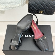 CHANE*|小香26P双C纽扣方头粗跟后空凉鞋以极简轮廓藏奢美细节。方头鞋型修饰脚型 显利落气质。金属 CHANE*|小香26P双C纽扣方头粗跟后空凉鞋以极简轮廓藏奢美细节。方头鞋型修饰脚型 显利落气质。金属