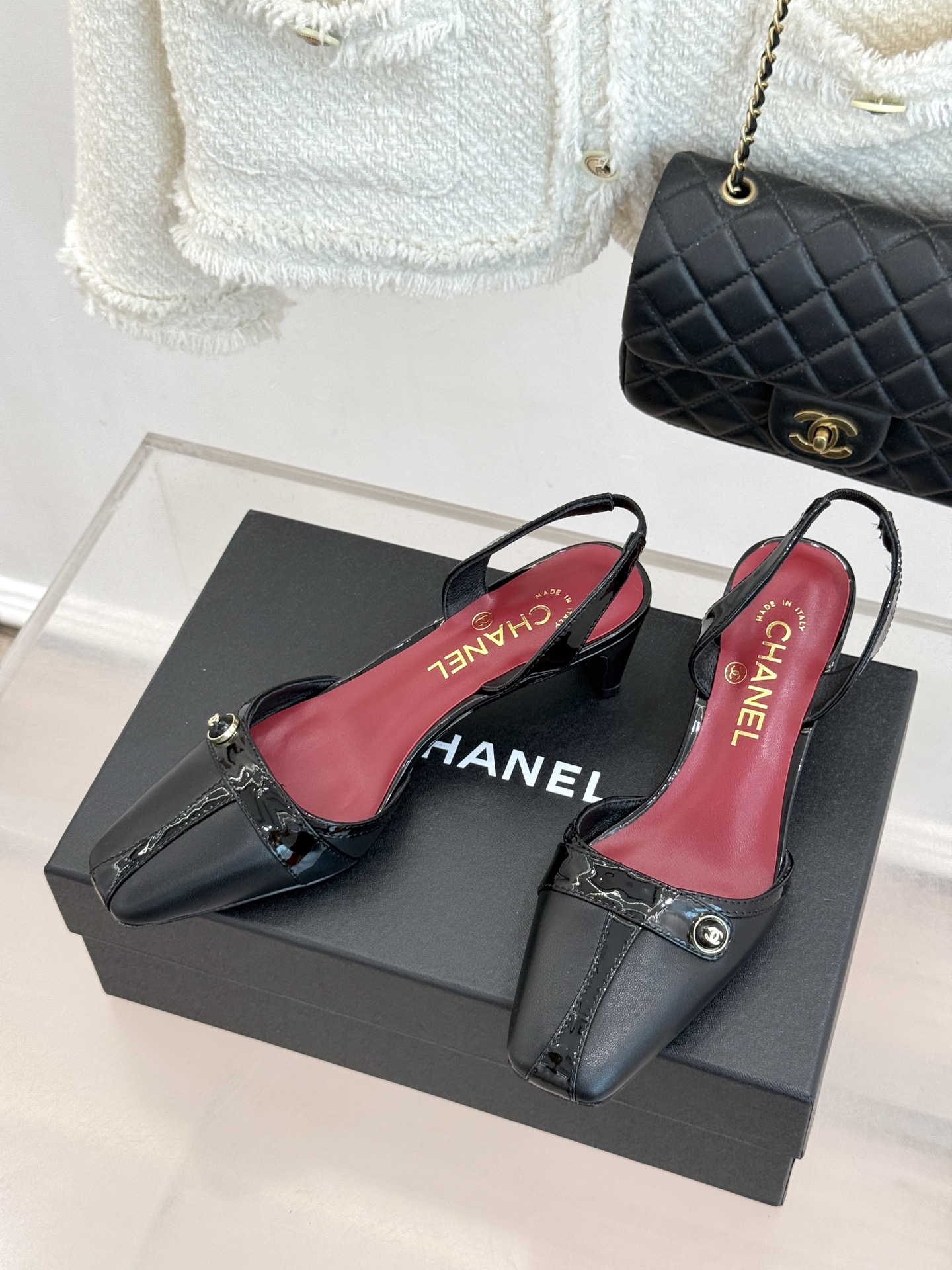 CHANE*|小香26P双C纽扣方头粗跟后空凉鞋以极简轮廓藏奢美细节。方头鞋型修饰脚型 显利落气质。金属 CHANE*|小香26P双C纽扣方头粗跟后空凉鞋以极简轮廓藏奢美细节。方头鞋型修饰脚型 显利落气质。金属
