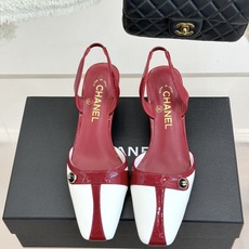 CHANE*|小香26P双C纽扣方头粗跟后空凉鞋以极简轮廓藏奢美细节。方头鞋型修饰脚型 显利落气质。金属 CHANE*|小香26P双C纽扣方头粗跟后空凉鞋以极简轮廓藏奢美细节。方头鞋型修饰脚型 显利落气质。金属