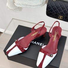 CHANE*|小香26P双C纽扣方头粗跟后空凉鞋以极简轮廓藏奢美细节。方头鞋型修饰脚型 显利落气质。金属 CHANE*|小香26P双C纽扣方头粗跟后空凉鞋以极简轮廓藏奢美细节。方头鞋型修饰脚型 显利落气质。金属