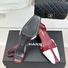 CHANE*|小香26P双C纽扣方头粗跟后空凉鞋以极简轮廓藏奢美细节。方头鞋型修饰脚型 显利落气质。金属 CHANE*|小香26P双C纽扣方头粗跟后空凉鞋以极简轮廓藏奢美细节。方头鞋型修饰脚型 显利落气质。金属