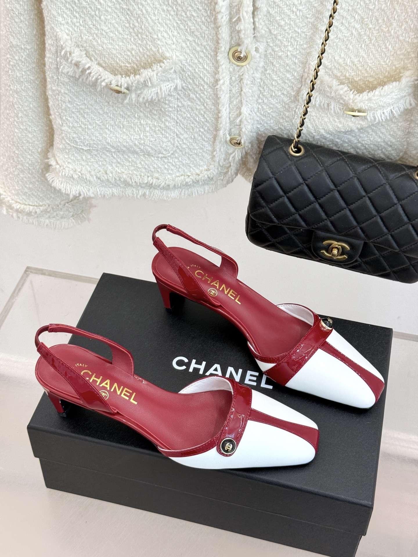 CHANE*|小香26P双C纽扣方头粗跟后空凉鞋以极简轮廓藏奢美细节。方头鞋型修饰脚型 显利落气质。金属 CHANE*|小香26P双C纽扣方头粗跟后空凉鞋以极简轮廓藏奢美细节。方头鞋型修饰脚型 显利落气质。金属