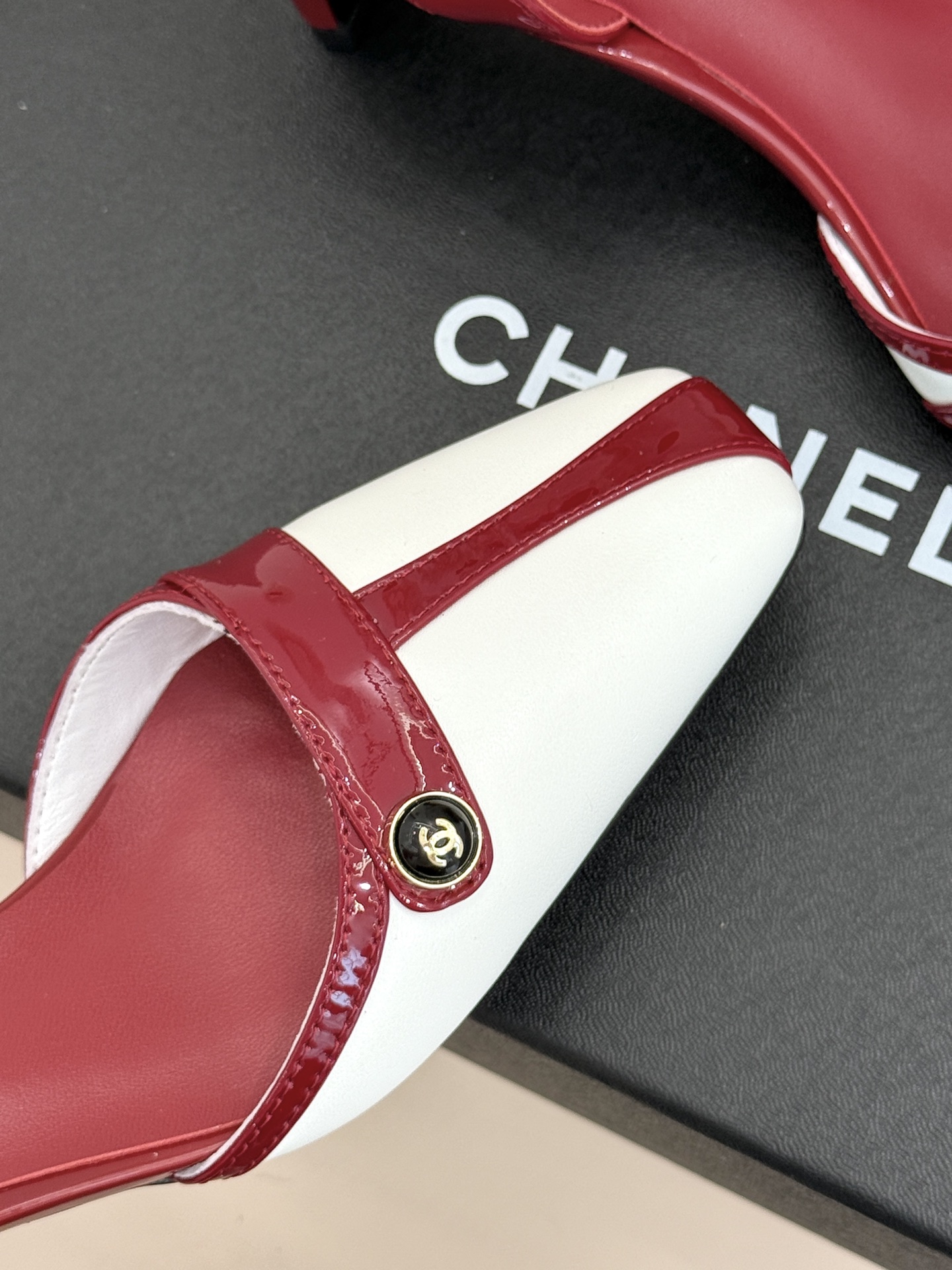 CHANE*|小香26P双C纽扣方头粗跟后空凉鞋以极简轮廓藏奢美细节。方头鞋型修饰脚型 显利落气质。金属 CHANE*|小香26P双C纽扣方头粗跟后空凉鞋以极简轮廓藏奢美细节。方头鞋型修饰脚型 显利落气质。金属