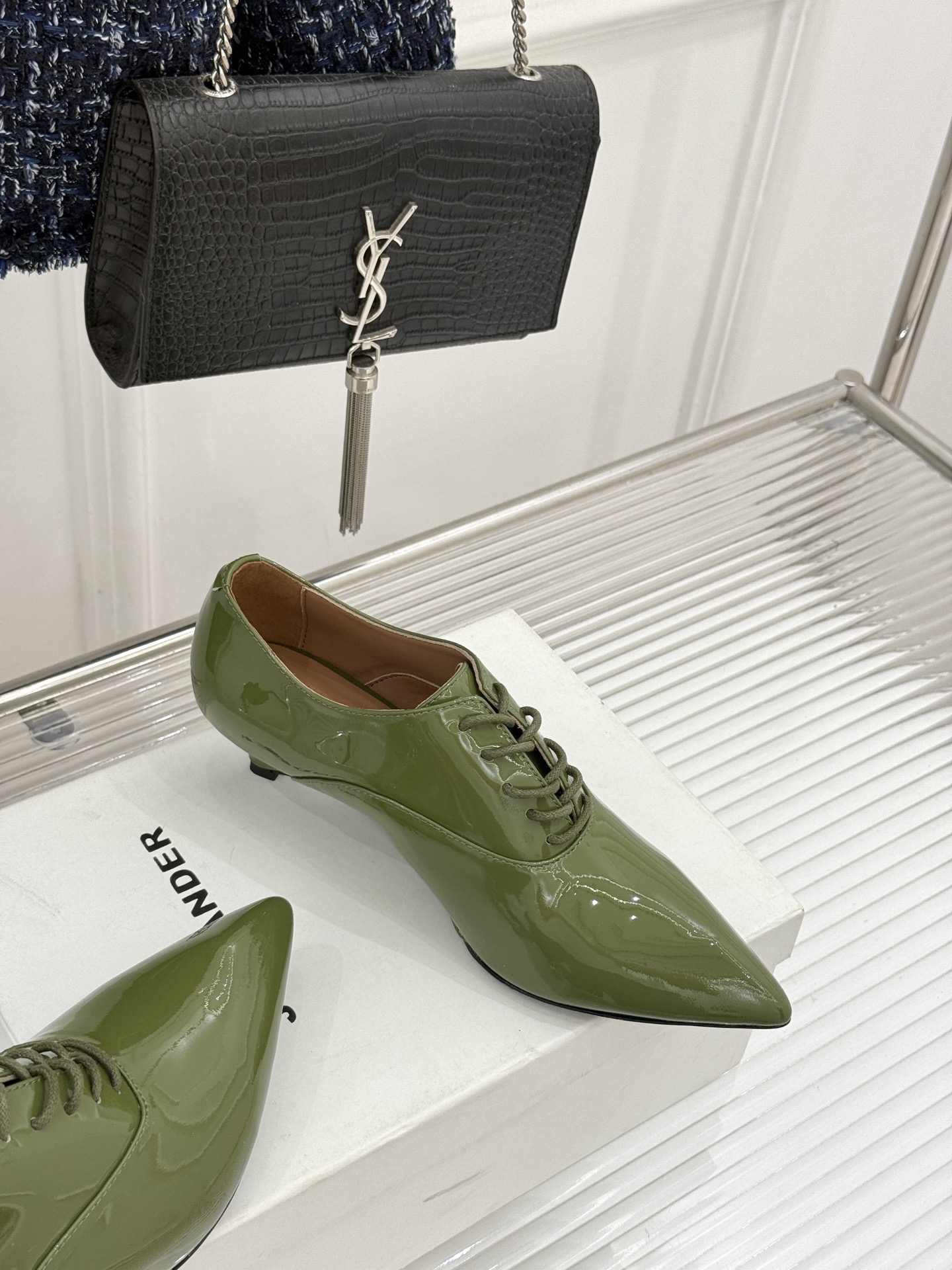 Jil Sander/吉尔桑达极26WF新品极简漆皮绑带尖头坡跟小皮鞋极简美学 利落线条重塑经典亮面漆皮 Jil Sander/吉尔桑达极26WF新品极简漆皮绑带尖头坡跟小皮鞋极简美学 利落线条重塑经典亮面漆皮