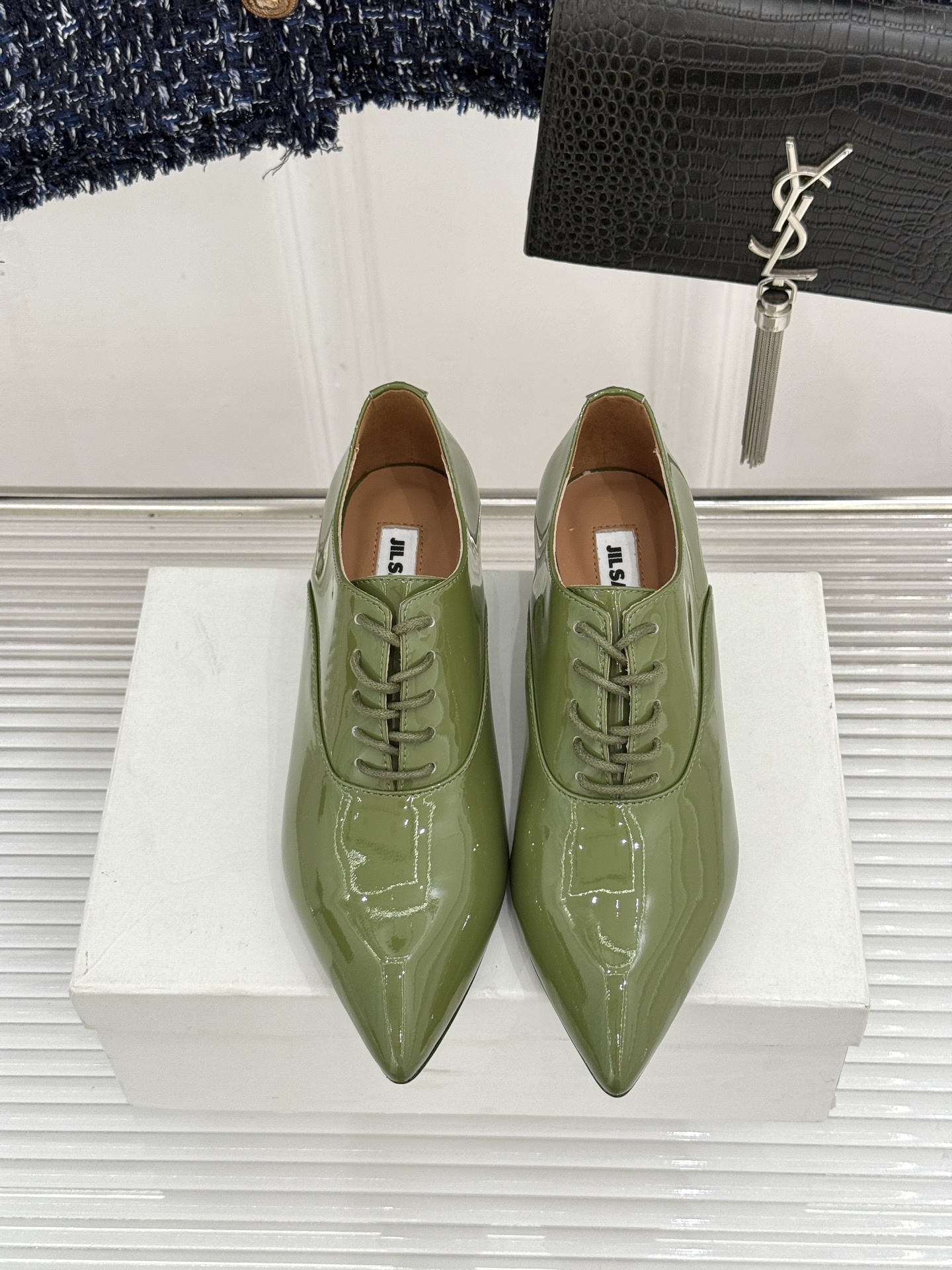 Jil Sander/吉尔桑达极26WF新品极简漆皮绑带尖头坡跟小皮鞋极简美学 利落线条重塑经典亮面漆皮 Jil Sander/吉尔桑达极26WF新品极简漆皮绑带尖头坡跟小皮鞋极简美学 利落线条重塑经典亮面漆皮