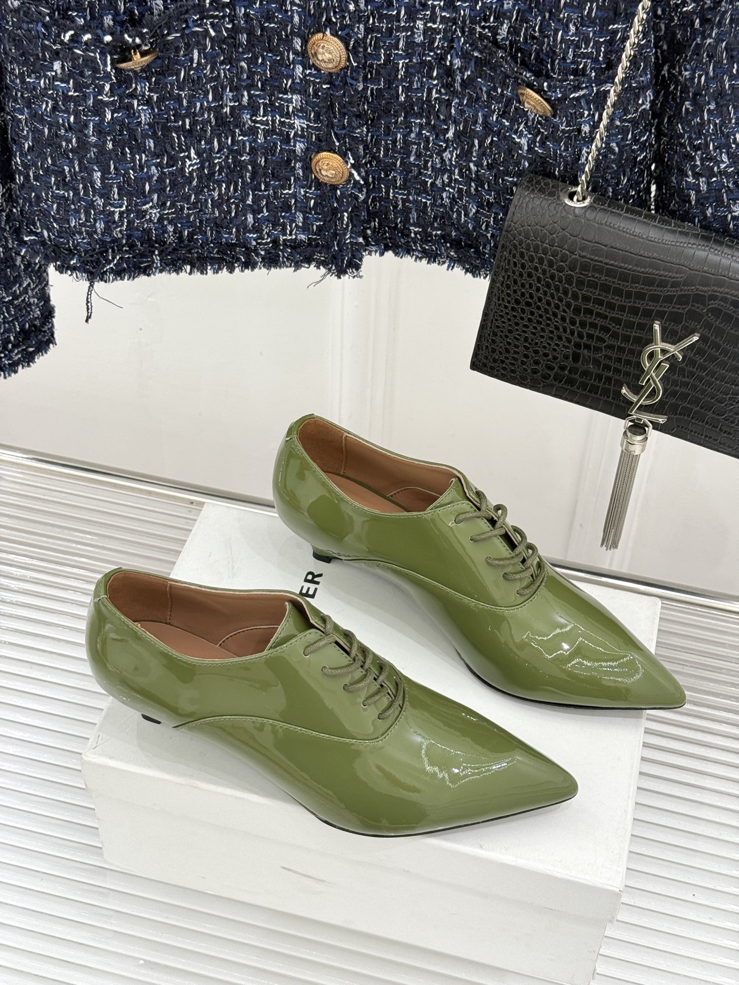 Jil Sander/吉尔桑达极26WF新品极简漆皮绑带尖头坡跟小皮鞋极简美学 利落线条重塑经典亮面漆皮 Jil Sander/吉尔桑达极26WF新品极简漆皮绑带尖头坡跟小皮鞋极简美学 利落线条重塑经典亮面漆皮