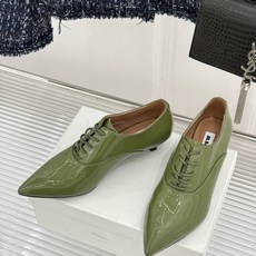 Jil Sander/吉尔桑达极26WF新品极简漆皮绑带尖头坡跟小皮鞋极简美学 利落线条重塑经典亮面漆皮 Jil Sander/吉尔桑达极26WF新品极简漆皮绑带尖头坡跟小皮鞋极简美学 利落线条重塑经典亮面漆皮