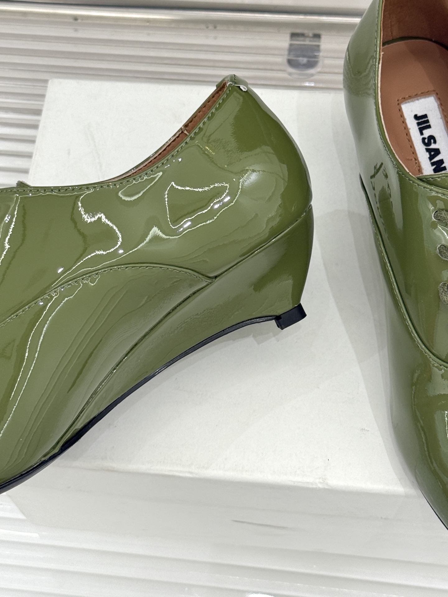 Jil Sander/吉尔桑达极26WF新品极简漆皮绑带尖头坡跟小皮鞋极简美学 利落线条重塑经典亮面漆皮 Jil Sander/吉尔桑达极26WF新品极简漆皮绑带尖头坡跟小皮鞋极简美学 利落线条重塑经典亮面漆皮