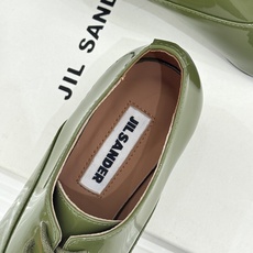 Jil Sander/吉尔桑达极26WF新品极简漆皮绑带尖头坡跟小皮鞋极简美学 利落线条重塑经典亮面漆皮 Jil Sander/吉尔桑达极26WF新品极简漆皮绑带尖头坡跟小皮鞋极简美学 利落线条重塑经典亮面漆皮