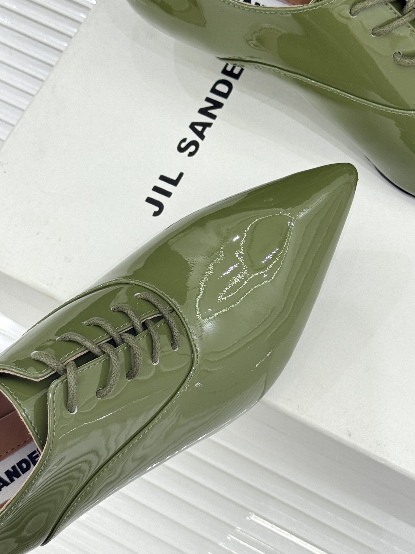 Jil Sander/吉尔桑达极26WF新品极简漆皮绑带尖头坡跟小皮鞋极简美学 利落线条重塑经典亮面漆皮 Jil Sander/吉尔桑达极26WF新品极简漆皮绑带尖头坡跟小皮鞋极简美学 利落线条重塑经典亮面漆皮