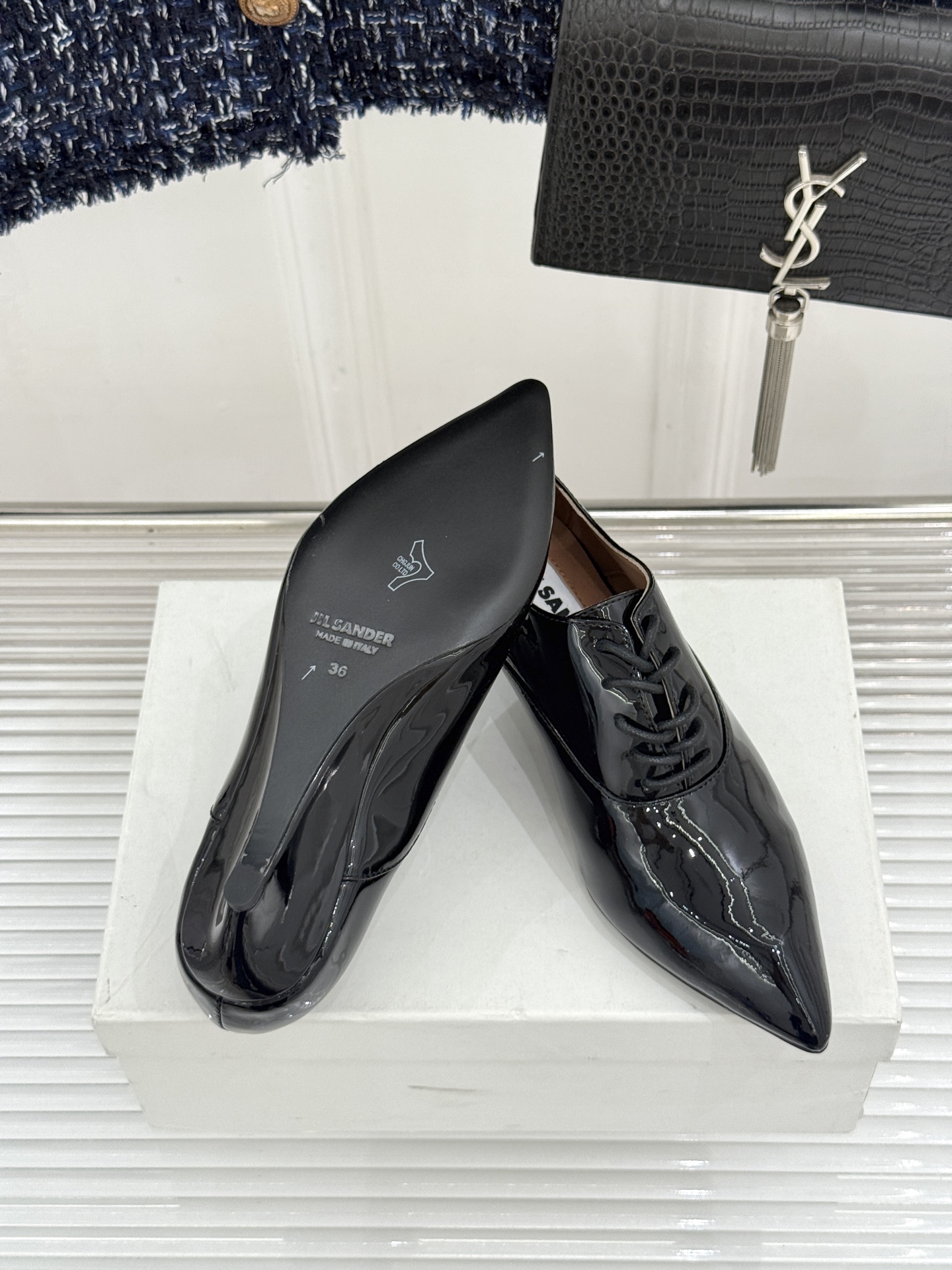 Jil Sander/吉尔桑达极26WF新品极简漆皮绑带尖头坡跟小皮鞋极简美学 利落线条重塑经典亮面漆皮