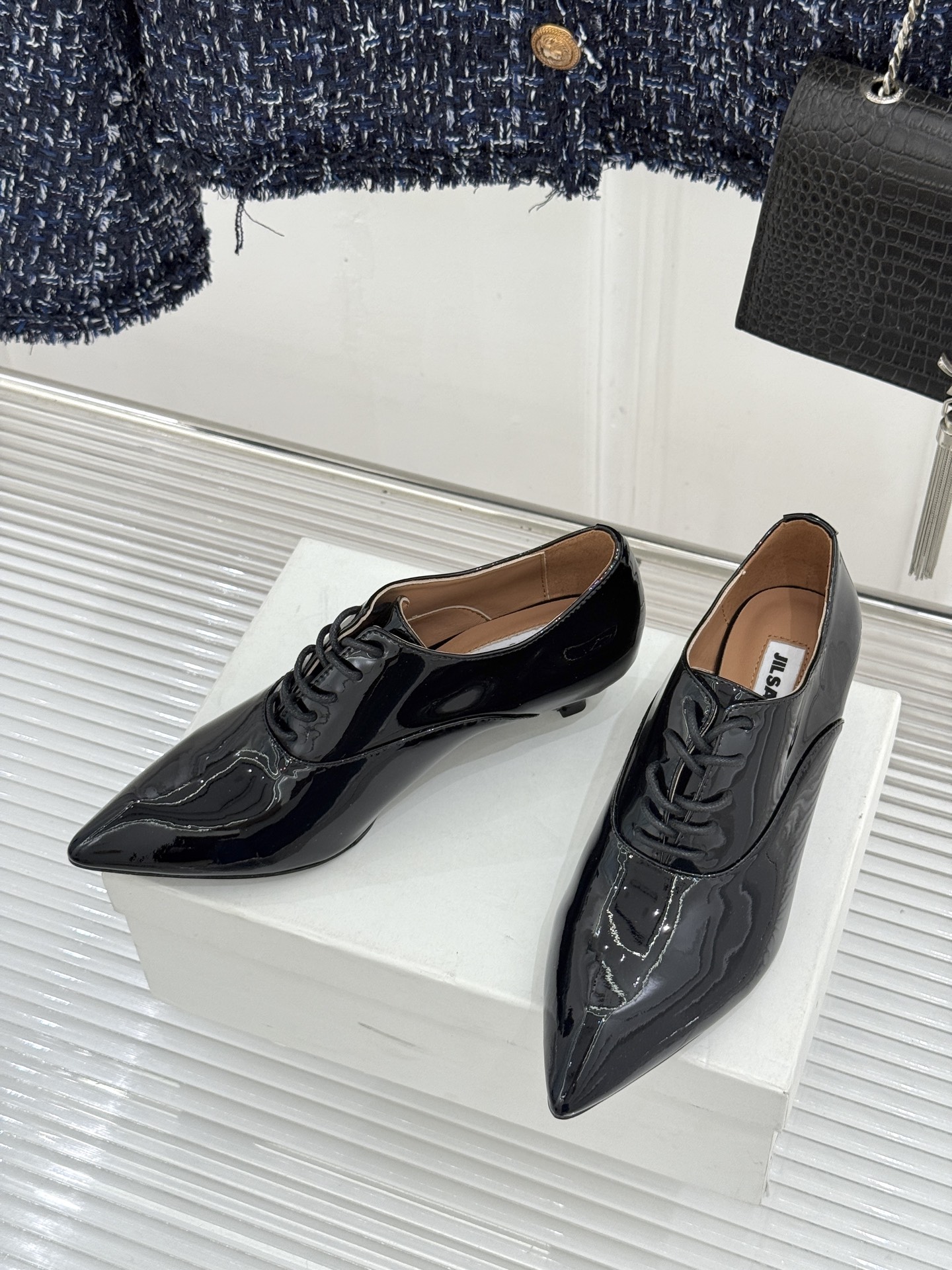 Jil Sander/吉尔桑达极26WF新品极简漆皮绑带尖头坡跟小皮鞋极简美学 利落线条重塑经典亮面漆皮