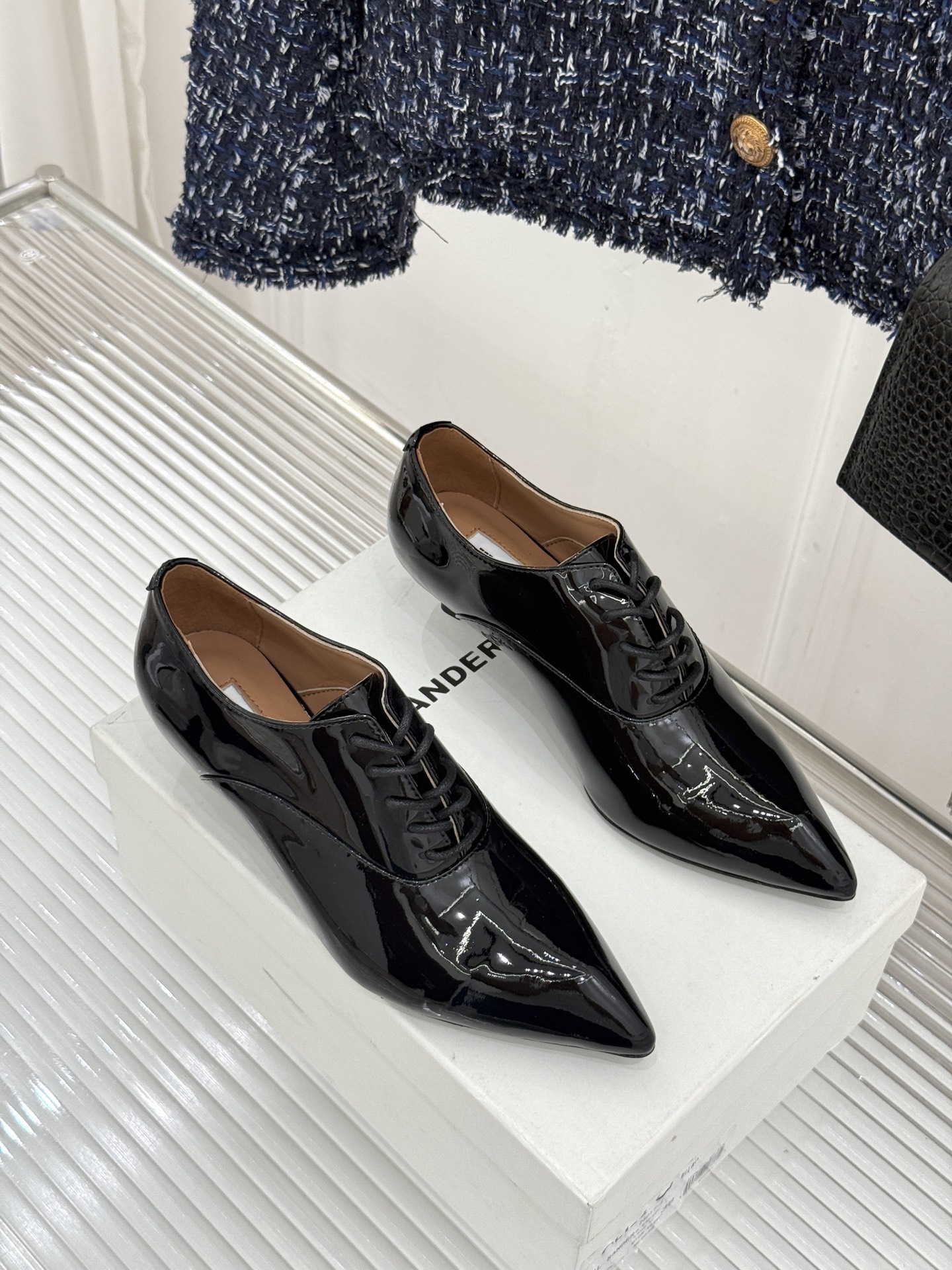 Jil Sander/吉尔桑达极26WF新品极简漆皮绑带尖头坡跟小皮鞋极简美学 利落线条重塑经典亮面漆皮
