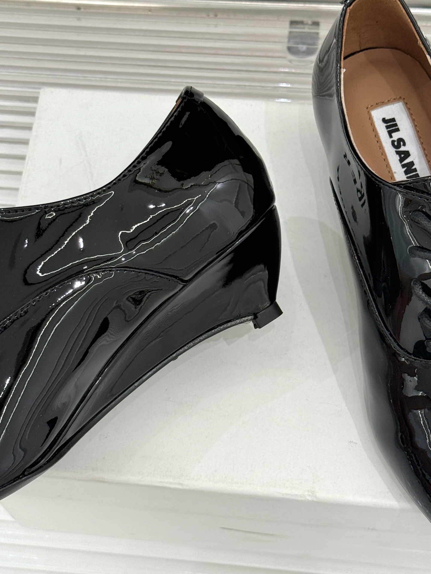 Jil Sander/吉尔桑达极26WF新品极简漆皮绑带尖头坡跟小皮鞋极简美学 利落线条重塑经典亮面漆皮