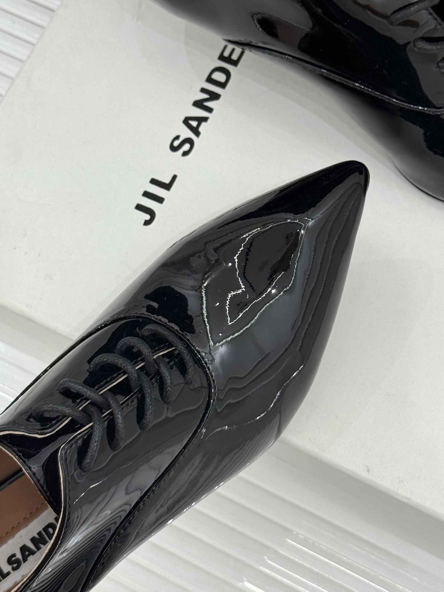 Jil Sander/吉尔桑达极26WF新品极简漆皮绑带尖头坡跟小皮鞋极简美学 利落线条重塑经典亮面漆皮