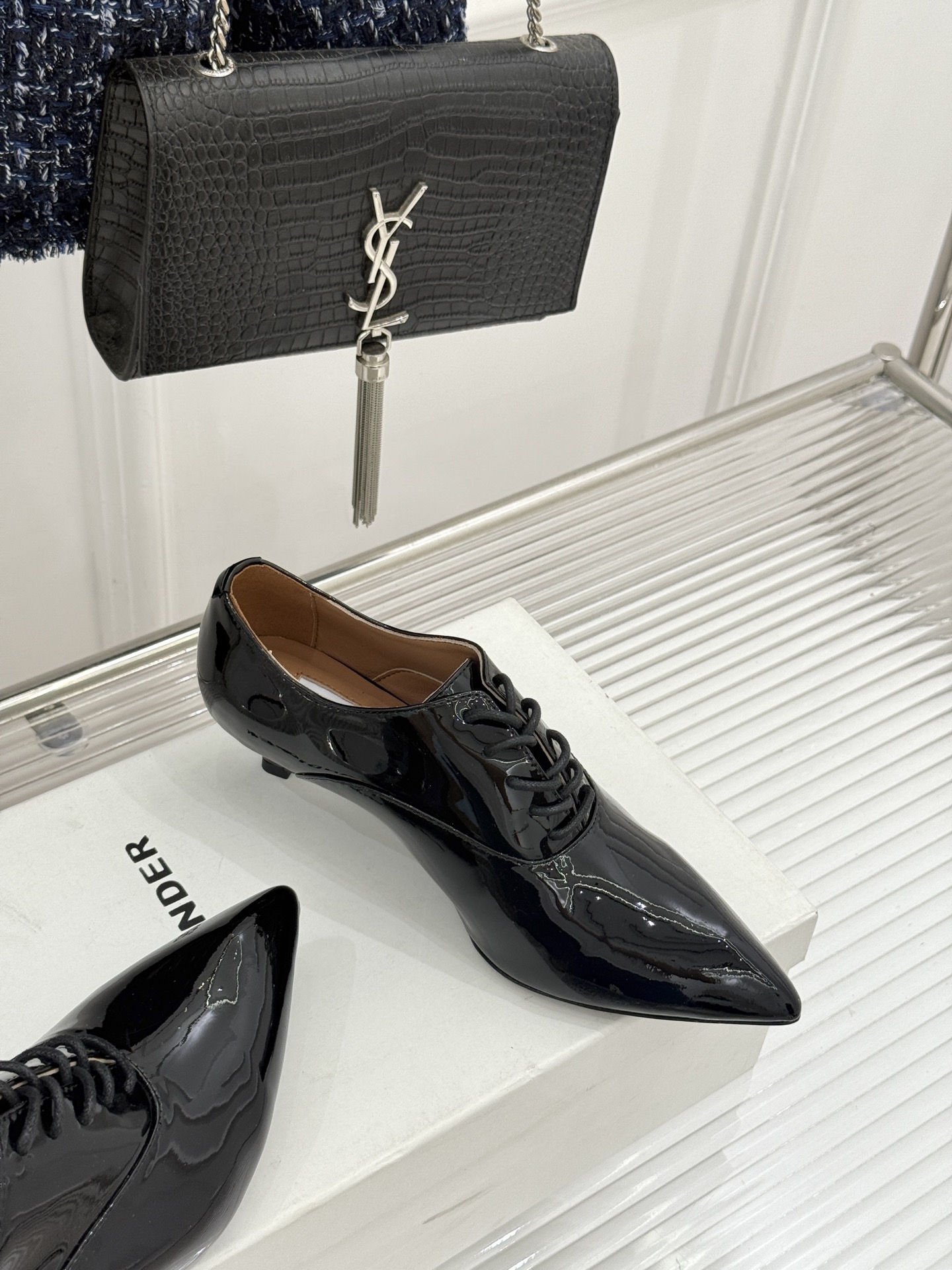 Jil Sander/吉尔桑达极26WF新品极简漆皮绑带尖头坡跟小皮鞋极简美学 利落线条重塑经典亮面漆皮