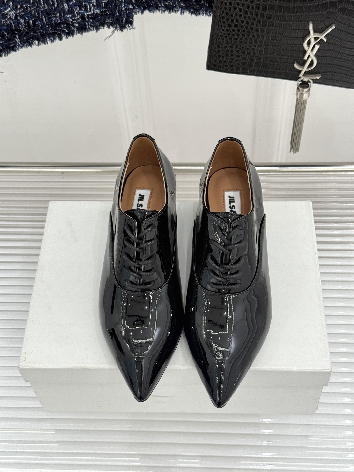 Jil Sander/吉尔桑达极26WF新品极简漆皮绑带尖头坡跟小皮鞋极简美学 利落线条重塑经典亮面漆皮