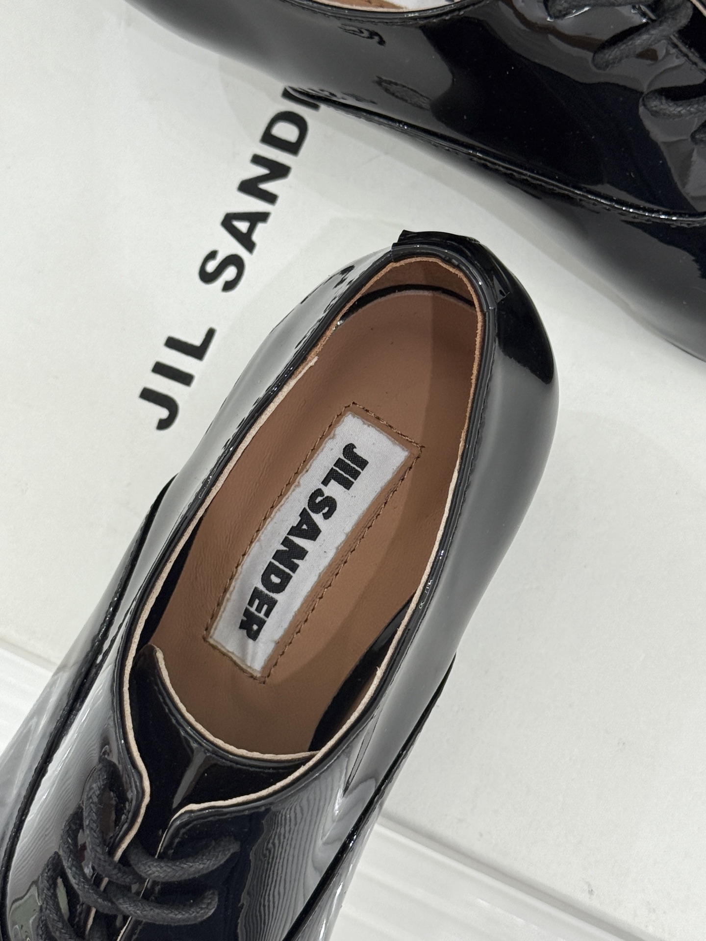 Jil Sander/吉尔桑达极26WF新品极简漆皮绑带尖头坡跟小皮鞋极简美学 利落线条重塑经典亮面漆皮