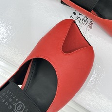 MaisonMargiela|MM6马吉拉字母弹带苹果头玛丽珍凉鞋以先锋解构美学重塑复古经典将品牌标志性 MaisonMargiela|MM6马吉拉字母弹带苹果头玛丽珍凉鞋以先锋解构美学重塑复古经典将品牌标志性