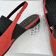 MaisonMargiela|MM6马吉拉字母弹带苹果头玛丽珍凉鞋以先锋解构美学重塑复古经典将品牌标志性 MaisonMargiela|MM6马吉拉字母弹带苹果头玛丽珍凉鞋以先锋解构美学重塑复古经典将品牌标志性