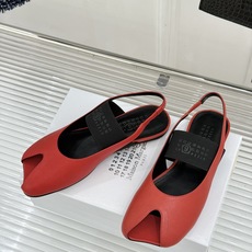 MaisonMargiela|MM6马吉拉字母弹带苹果头玛丽珍凉鞋以先锋解构美学重塑复古经典将品牌标志性 MaisonMargiela|MM6马吉拉字母弹带苹果头玛丽珍凉鞋以先锋解构美学重塑复古经典将品牌标志性