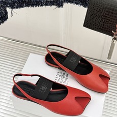 MaisonMargiela|MM6马吉拉字母弹带苹果头玛丽珍凉鞋以先锋解构美学重塑复古经典将品牌标志性 MaisonMargiela|MM6马吉拉字母弹带苹果头玛丽珍凉鞋以先锋解构美学重塑复古经典将品牌标志性
