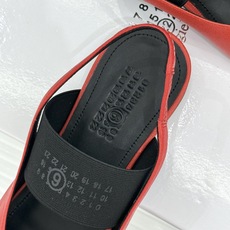 MaisonMargiela|MM6马吉拉字母弹带苹果头玛丽珍凉鞋以先锋解构美学重塑复古经典将品牌标志性 MaisonMargiela|MM6马吉拉字母弹带苹果头玛丽珍凉鞋以先锋解构美学重塑复古经典将品牌标志性