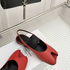 MaisonMargiela|MM6马吉拉字母弹带苹果头玛丽珍凉鞋以先锋解构美学重塑复古经典将品牌标志性 MaisonMargiela|MM6马吉拉字母弹带苹果头玛丽珍凉鞋以先锋解构美学重塑复古经典将品牌标志性