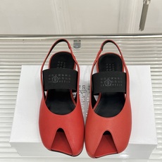 MaisonMargiela|MM6马吉拉字母弹带苹果头玛丽珍凉鞋以先锋解构美学重塑复古经典将品牌标志性 MaisonMargiela|MM6马吉拉字母弹带苹果头玛丽珍凉鞋以先锋解构美学重塑复古经典将品牌标志性