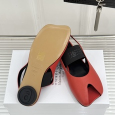 MaisonMargiela|MM6马吉拉字母弹带苹果头玛丽珍凉鞋以先锋解构美学重塑复古经典将品牌标志性 MaisonMargiela|MM6马吉拉字母弹带苹果头玛丽珍凉鞋以先锋解构美学重塑复古经典将品牌标志性