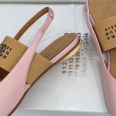 MaisonMargiela|MM6马吉拉字母弹带苹果头玛丽珍凉鞋以先锋解构美学重塑复古经典将品牌标志性 MaisonMargiela|MM6马吉拉字母弹带苹果头玛丽珍凉鞋以先锋解构美学重塑复古经典将品牌标志性