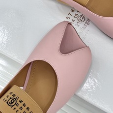 MaisonMargiela|MM6马吉拉字母弹带苹果头玛丽珍凉鞋以先锋解构美学重塑复古经典将品牌标志性 MaisonMargiela|MM6马吉拉字母弹带苹果头玛丽珍凉鞋以先锋解构美学重塑复古经典将品牌标志性