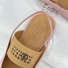 MaisonMargiela|MM6马吉拉字母弹带苹果头玛丽珍凉鞋以先锋解构美学重塑复古经典将品牌标志性 MaisonMargiela|MM6马吉拉字母弹带苹果头玛丽珍凉鞋以先锋解构美学重塑复古经典将品牌标志性