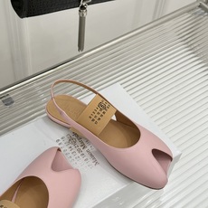 MaisonMargiela|MM6马吉拉字母弹带苹果头玛丽珍凉鞋以先锋解构美学重塑复古经典将品牌标志性 MaisonMargiela|MM6马吉拉字母弹带苹果头玛丽珍凉鞋以先锋解构美学重塑复古经典将品牌标志性